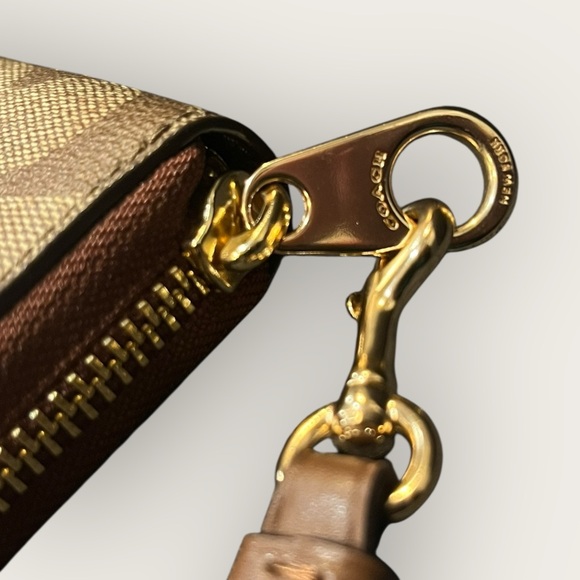 NWOT COACH Long Zip Around Wallet In Signature Canvas - Picture 4 of 9